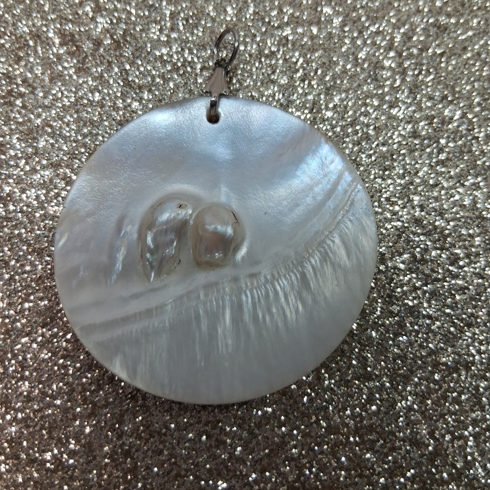 Elegant White Shell Pendant Necklace